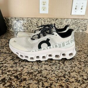 ONCloud Cloud Monster Black & White Size 8